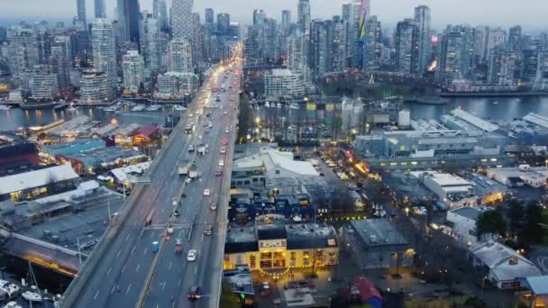 Вгорі Вниз Мостом Повільно Переміщаючи Машини Ввечері Ванкувері — стокове відео