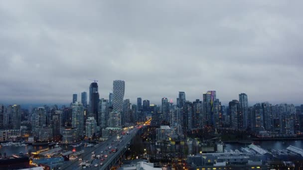 晚上从空中俯瞰格兰维尔桥 俯瞰温哥华市中心 — 图库视频影像