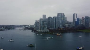 False Creek 'in havadan görüntüsü ve Vancouver' ın bir kısmı bulutlu alacakaranlıkta.