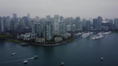 Yağmurlu bir günde Vancouver şehir merkezindeki binaların hava manzarası