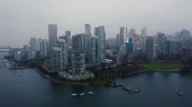 Vancouver şehir merkezindeki binalar yağmurlu bir günde havadan görünüyor.