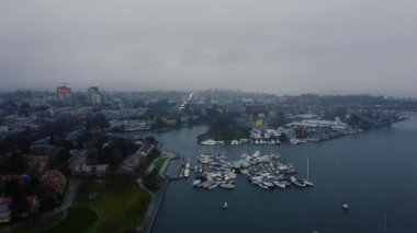 Yağmurlu bir günde Granville Adası, köprü, marina ve sahil yolu manzarası