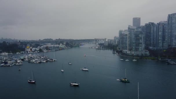温哥华法尔塞河停泊游艇的航景 — 图库视频影像