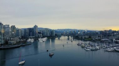 Sabah Vancouver yakınlarında yelkenli gemilerle dere manzarası.