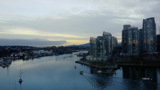 Barco Flutuando Riacho Perto Centro Vancouver Uma Manhã Ensolarada — Vídeo de Stock