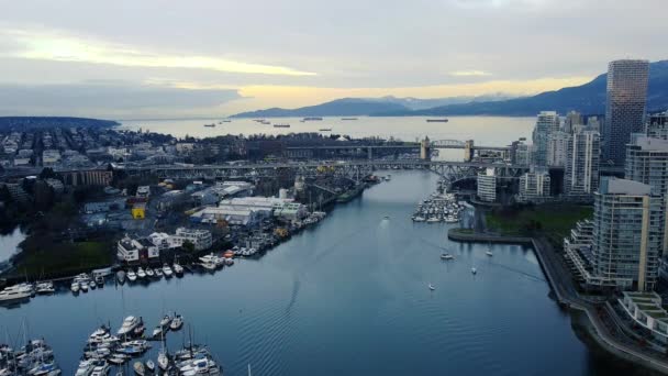 Vista Aérea Puentes Parte Del Centro Vancouver Barcos Carga Montañas — Vídeo de stock