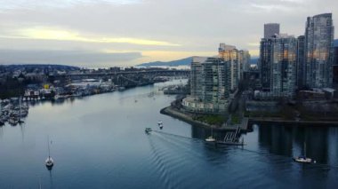 Sabah köprünün ve Vancouver 'ın açılış sahnesi.