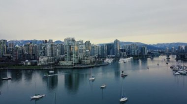 Vancouver şehir merkezinin havadan görünüşü ve bir sabah arkasında dağ zirveleri.