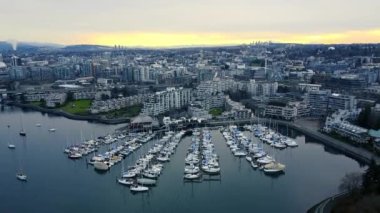 Şehrin manzarasıyla marinanın üzerinden uç.