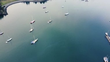 Şehirdeki pist yolunun yakınındaki derede demirli yatların yukarıdan görünüşü