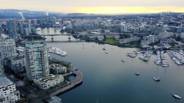 Vancouver yakınlarında bir kış sabahı yatlarla suların üzerinde uçmak.