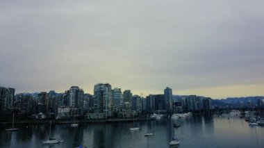 Sabahleyin Vancouver 'ın sakin suları ve yatlarıyla yakın çekimi.