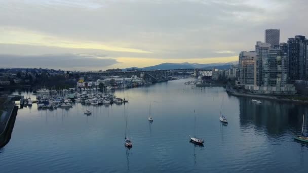 Vlieg False Creek Met Aangemeerde Jachten Vancouver Een Zonnige Ochtend — Stockvideo