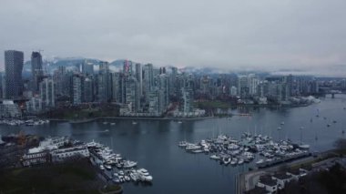 Yat ve Vancouver 'la birlikte sabah False Creek' te tepeden aşağı manzara.