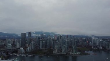 Vancouver şehir merkezinin hava görüntüsü, alçak bulutlar hızla hareket ediyor.