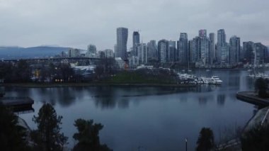 Vancouver 'ın açılış sahnesi soğuk, mavi bir sabah