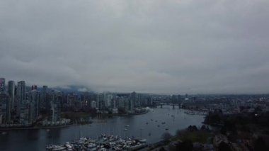 Bulutlu bir mavi sabahta Vancouver 'ın şehir merkezindeki yakın çekimi.