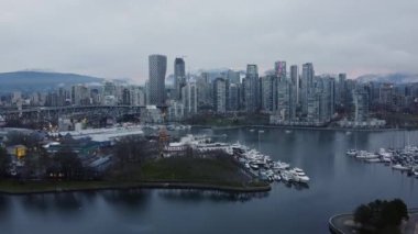 Şehir merkezindeki Vancouver 'ın hava manzaralı ve arka planda alçak bulutlar var.