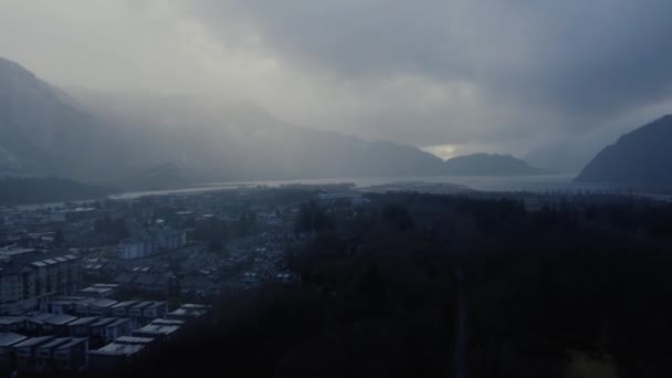 Flygfoto Över Bukten Regnig Dag Med Berg Omgivande Liten Stad — Stockvideo