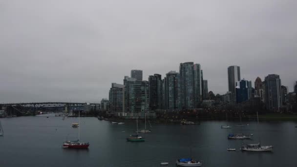 多云的雨夜 在温哥华市中心前方的小帆船 — 图库视频影像