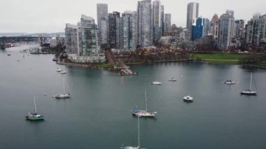 Vancouver şehir merkezinde yağmurlu bir akşamda yelkenli küçük teknelerle