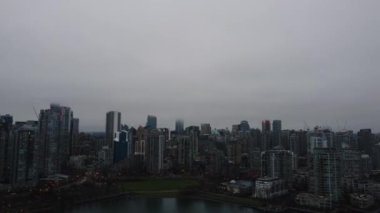 Şehir merkezinde kapalı bir akşamda Vancouver 'ın kapanış sahnesi