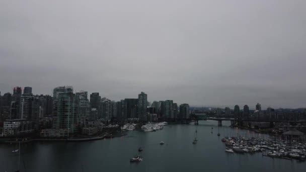 Vancouver Centro Una Noche Nublada Con Yates Bahía Amarrados — Vídeo de stock