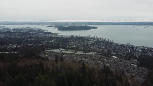 Hög Utsikt Över Stanley Park Och Vancouver Centrum Molnig Höstdag — Stockvideo