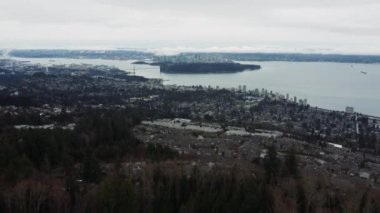 Lions Gate Köprüsü manzaralı Vancouver mahallesinin üzerinden uç.