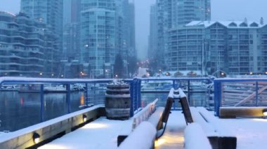 Vancouver şehir merkezi, False Creek 'ten bir kar sabahı.