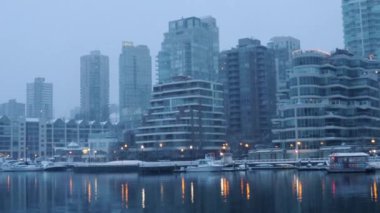 Uykulu Vancouver şehir merkezinde ilk kar yağışı ve donmuş yatlarla