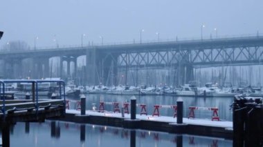 Vancouver 'da Burrard köprüsü manzaralı kar ve Granville rıhtımı