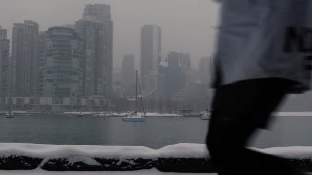 Futó Személy Vancouver Előtt Belvárosban Vízparton Hóban — Stock videók