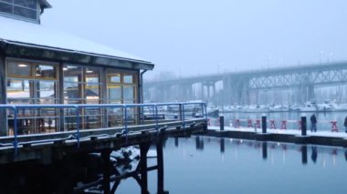 Vancouver 'da boş bir kafe. Deniz kenarında karlı bir sabah.