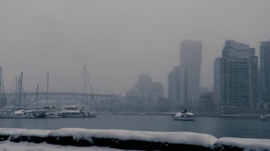 Vancouver 'ın önüne ve Burrard köprüsüne kar yağıyor.