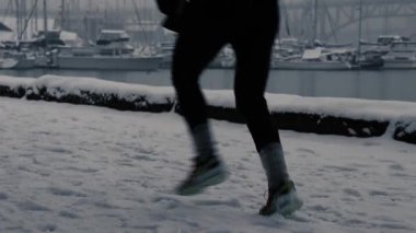 Kanada 'da kar pistinde koşan insanların yavaş çekimleri.