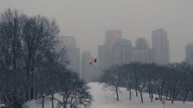 Vancouver 'da Kanada bayrağı karlı bir günde şehir merkezinde bulutlar altında