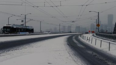 Vancouver 'daki köprüde kar yavaşça ilerleyen arabalarla