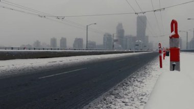 Vancouver 'da kış boyunca karlı ve çamurlu köprüde Trolleybus