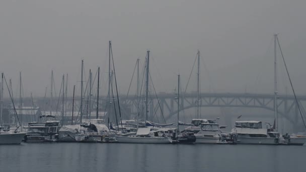 Most Burrard Jachty Śnieżny Dzień Vancouver — Wideo stockowe