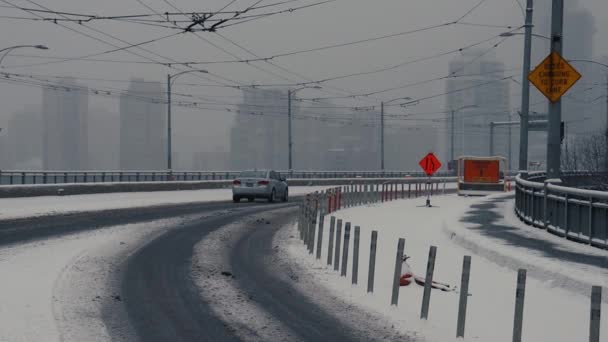 車と雪の日にバンクーバーのグランヴィル橋 — ストック動画
