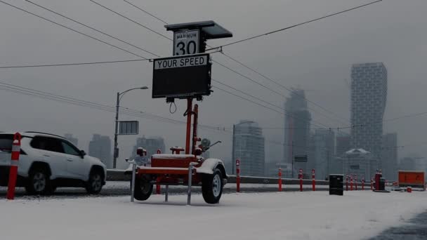 Snelheidsmeter Brug Bij Vancouver Tijdens Sneeuw — Stockvideo