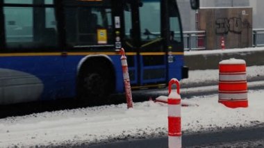 Köprüde kar yağarken Vancouver 'da Trolleybus