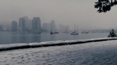 Vancouver 'ın önünde kar, sahil yolu ve dere.