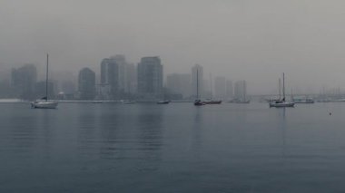 Kanada 'da bir kış günü Vancouver şehir merkezinin önünde yatlar ve kar