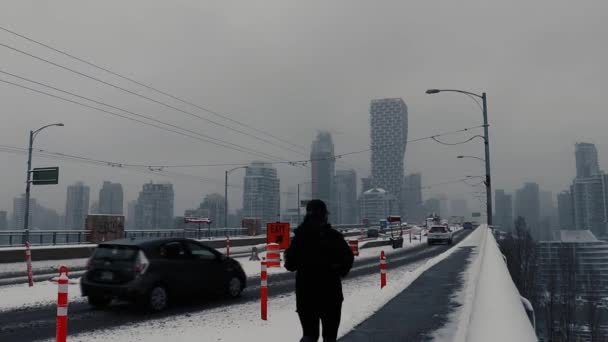 温哥华一座雪桥上的慢跑者和附近的汽车 — 图库视频影像
