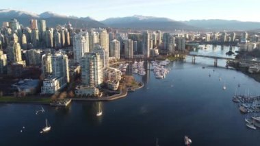 Vancouver şehir merkezinin panoramik hava manzarası ve sabahları dağların arkası.