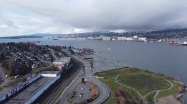 Bulutlu bir günde Vancouver 'daki gemi terminallerinin ve depolama alanlarının havadan görüntüsü