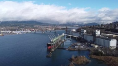 Vancouver limanındaki köprü ve tahıl yükleme gemisinin havadan görüntüsü.