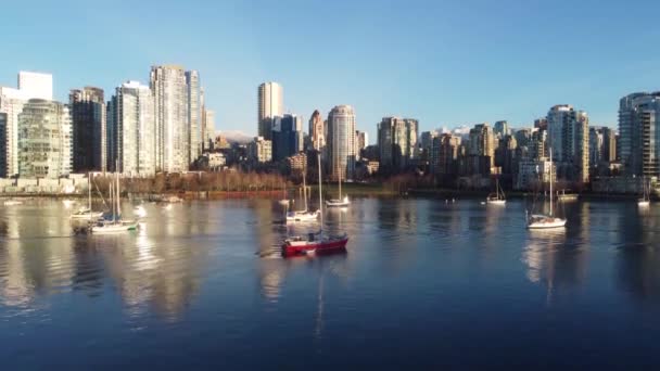Червона Яхта Перед Центром Ванкувера Вранці — стокове відео
